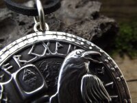 Amulett Rabe mit Axt aus Silber